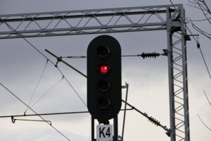 Read more about the article ഇന്ത്യൻ റെയിൽവേ ഒരു ദശാബ്ദത്തിൽ സുരക്ഷാ ചെലവ് മൂന്ന് മടങ്ങ് വർധിപ്പിച്ചു; 23,360  കിലോമീറ്റർ പാതയിൽ കവച് സംവിധാനം നടപ്പിലാക്കി