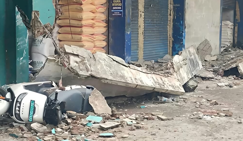 Read more about the article കോഴിക്കോട് വലിയങ്ങാടിയിൽ കോർപ്പറേഷൻ ഉടമസ്ഥതയിലുള്ള കെട്ടിടത്തിന്റെ സ്ലാബ് തകർന്നു വീണു മൂന്ന് ലോഡിംഗ് തൊഴിലാളികൾ മരിച്ചു