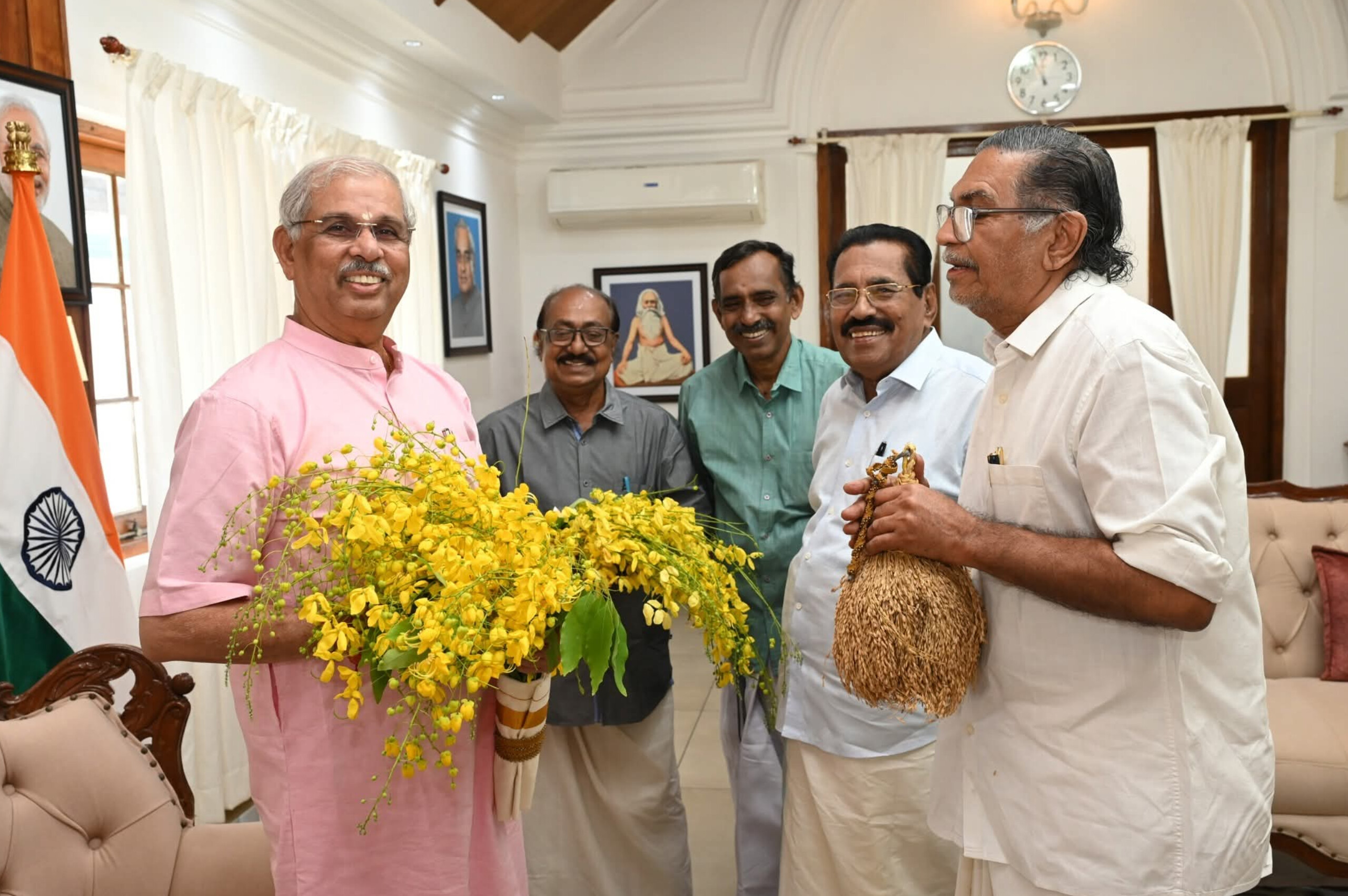 Read more about the article നെൽക്കതിരും കണിക്കൊന്നയുമായി സാഹിത്യ നായകർ ഗവർണറെ സന്ദർശിച്ചു