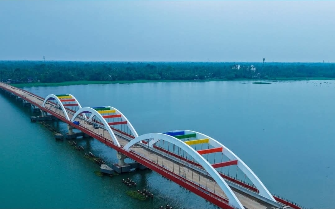 Read more about the article പെരുമ്പളം പാലം മുഖ്യമന്ത്രി പിണറായി വിജയൻ ഉദ്ഘാടനം ചെയ്തു