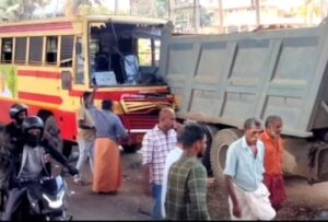Read more about the article എരമല്ലൂരിൽ കെഎസ്ആർടിസി ബസ് ടോറസ് ലോറിയിൽ ഇടിച്ച് അപകടം; 40-ത്തിലധികം പേർക്ക് പരിക്ക്