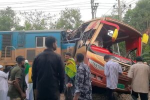 Read more about the article ബംഗ്ലാദേശിൽ ട്രെയിൻ ബസിൽ ഇടിച്ചു; 12 പേർ മരിച്ചു