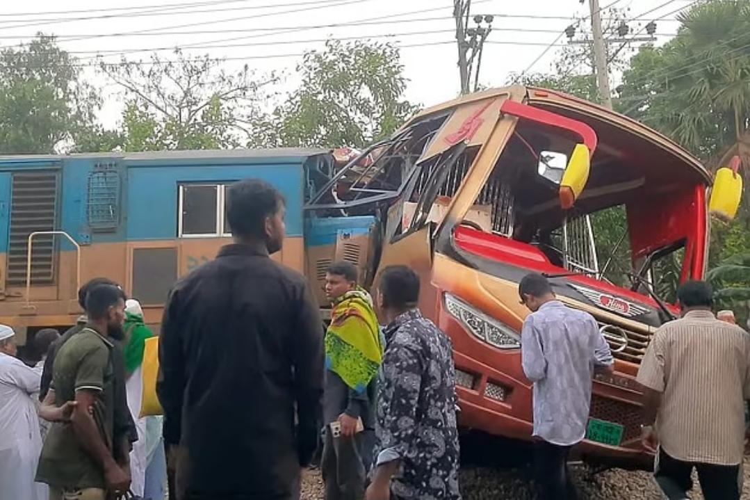 Read more about the article ബംഗ്ലാദേശിൽ ട്രെയിൻ ബസിൽ ഇടിച്ചു; 12 പേർ മരിച്ചു