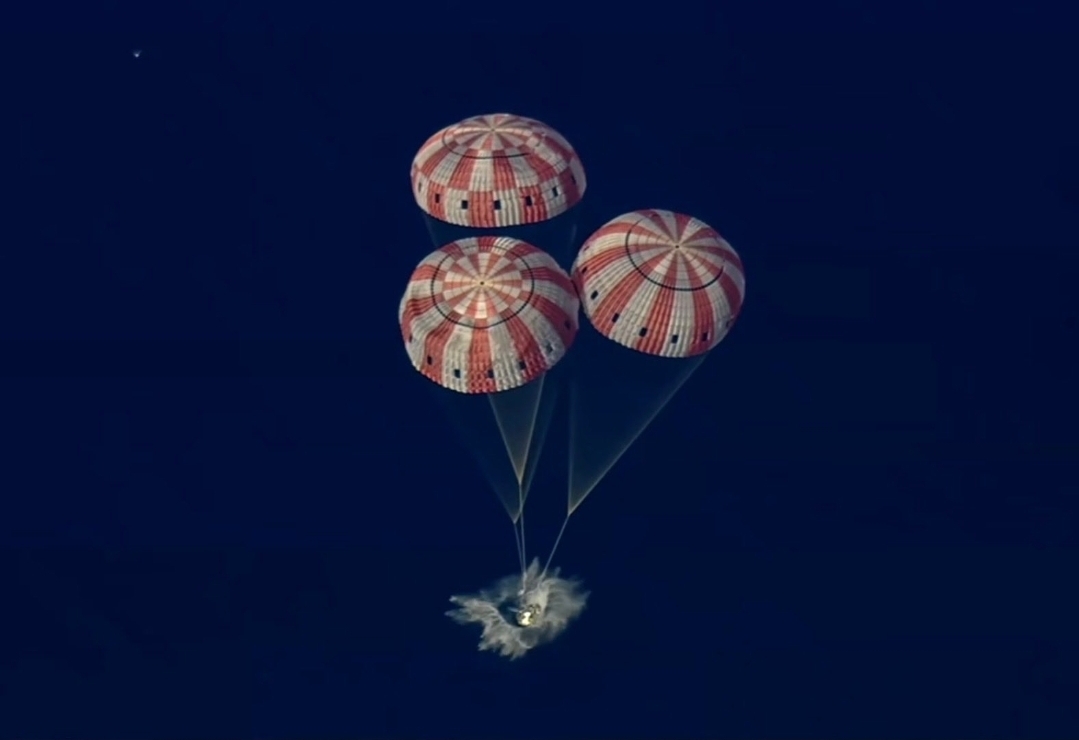 Read more about the article ആർട്ടെമിസ് II ദൗത്യം വിജയകരമായി പൂർത്തിയായി; ചന്ദ്രനെ ചുറ്റിയ ചരിത്രപരമായ മനുഷ്യയാത്രയ്ക്ക് ശേഷം സംഘം സുരക്ഷിതമായി ഭൂമിയിലെത്തി