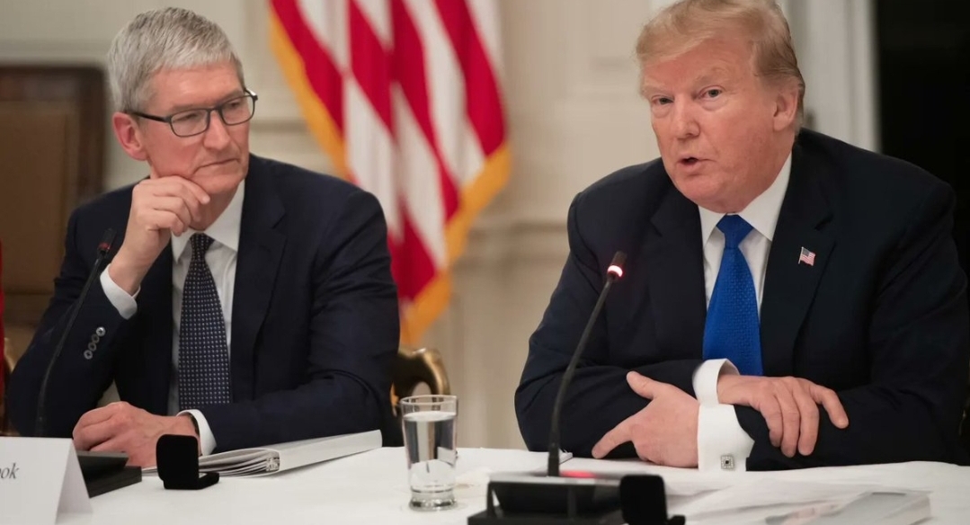 You are currently viewing സ്ഥാനമൊഴിയുന്ന ആപ്പിൾ സിഇഒ  ടിം കുക്കിനെ ‘അവിശ്വസനീയ വ്യക്തി’ എന്ന് ട്രംപ് പ്രശംസിച്ചു