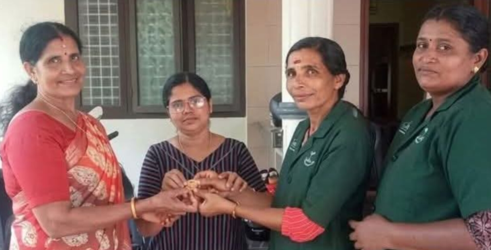 Read more about the article ചെരുപ്പിനടിയിലെ ബബിള്‍ഗത്തില്‍ ഒട്ടിപ്പിടിച്ച സ്വര്‍ണത്താലി; സത്യസന്ധത തെളിയിച്ച് ഹരിതകര്‍മസേന അംഗങ്ങള്‍