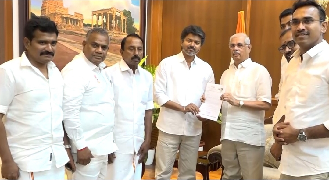 You are currently viewing എംഎൽഎമാരുടെ പിന്തുണ തെളിയിക്കണം;   വിജയ്ക്ക് ഗവർണറുടെ നിർദ്ദേശം