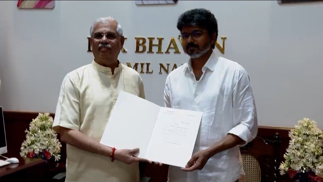 You are currently viewing തമിഴ്നാട്ടിൽ വിജയ് മുഖ്യമന്ത്രിയാകും; ഗവർണർ നിയമന ഉത്തരവ് കൈമാറി