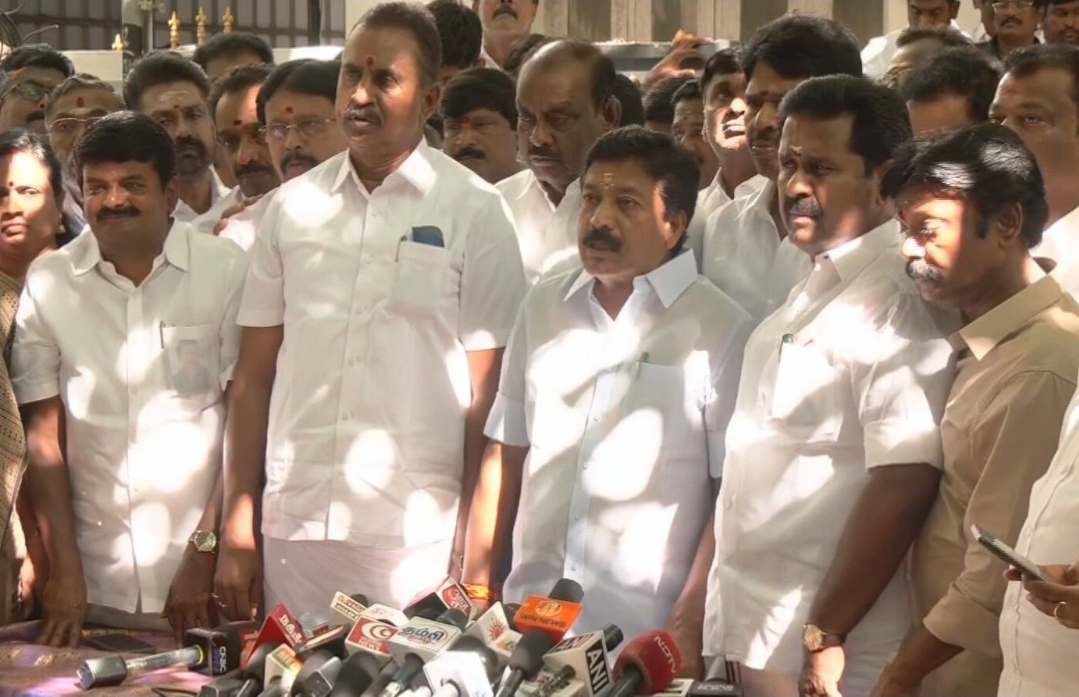 Read more about the article തമിഴ്‌നാട് രാഷ്ട്രീയത്തിൽ വലിയ വഴിതിരിവ്: എഐഎഡിഎംകെ ധ്രുവീകരണം, റിബൽ വിഭാഗം വിജയ് സർക്കാരിന് പിന്തുണ പ്രഖ്യാപിച്ചു