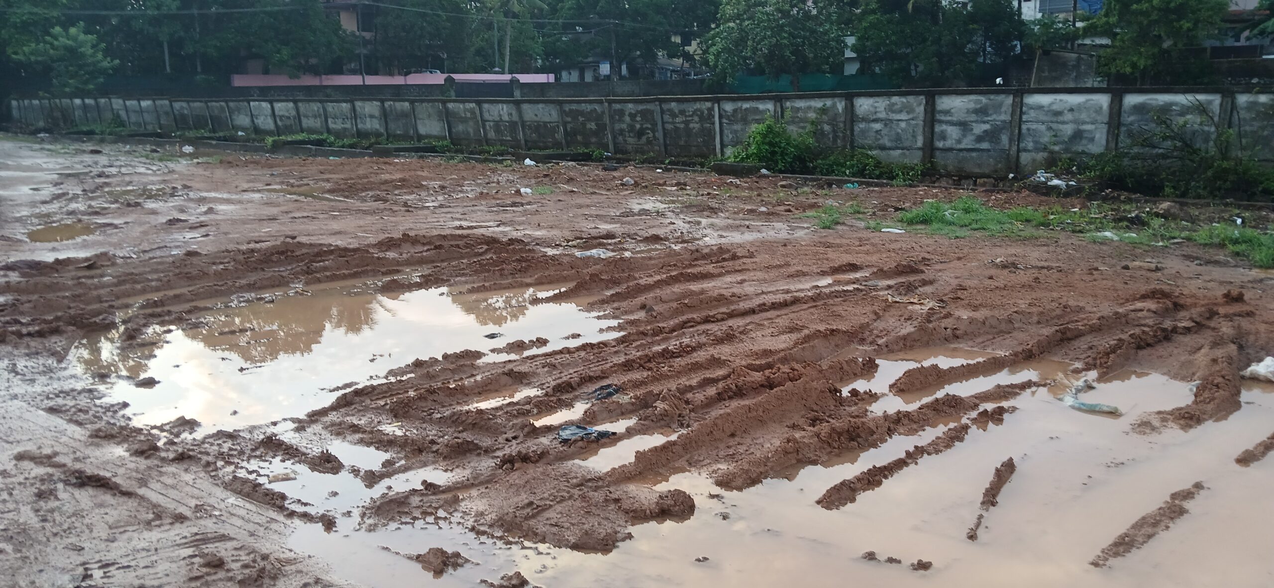 You are currently viewing മഴ പെയ്താൽ ചെളിക്കുളമായി ഭരണിക്കാവ് ബസ്റ്റാൻഡ്; യാത്രക്കാർ ദുരിതത്തിൽ