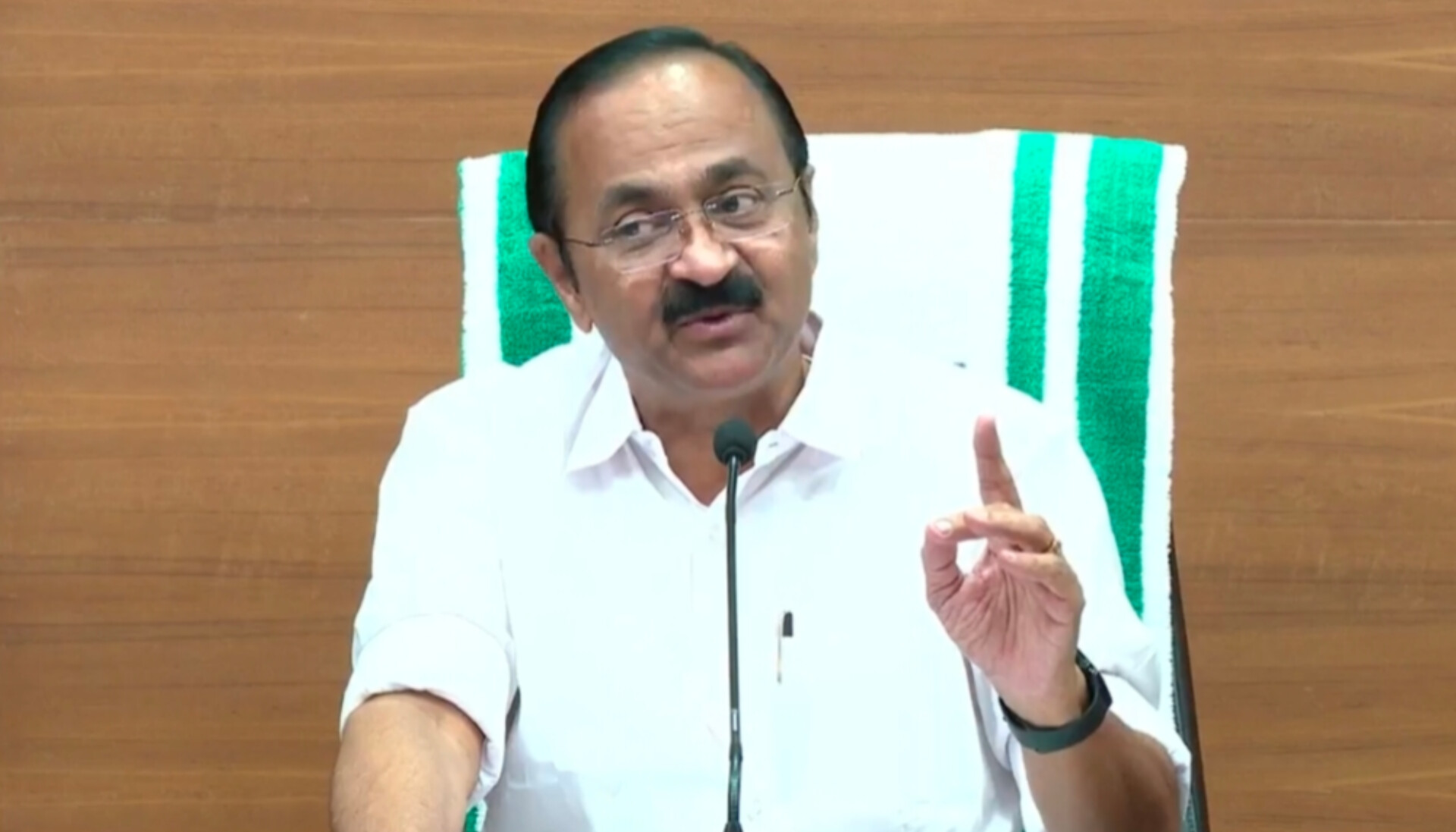 Read more about the article അച്ഛന്റെ പേര് പറയുന്നതിൽ എന്താണ് തെറ്റ്?; മാതാപിതാക്കളെ ഓർക്കുമ്പോൾ അഭിമാനമെന്ന് വി.ഡി. സതീശൻ