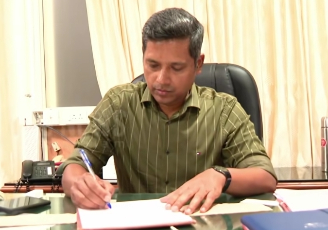 Read more about the article മുഖ്യമന്ത്രിയുടെ പ്രിൻസിപ്പൽ സെക്രട്ടറിയായി ഡോ. രത്തൻ യു. ഖേൽക്കർ ചുമതലയേറ്റു; നിയമനത്തിൽ രാഷ്ട്രീയ വിവാദം