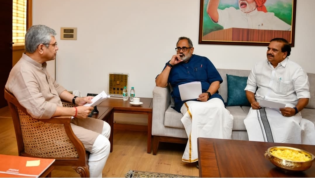 Read more about the article കൂടുതൽ ട്രെയിൻ സ്റ്റോപ്പുകൾ ആവശ്യപ്പെട്ടു; റെയിൽവേ മന്ത്രിയെ കണ്ടു രാജീവ് ചന്ദ്രശേഖറും പി.കെ. കൃഷ്ണദാസും