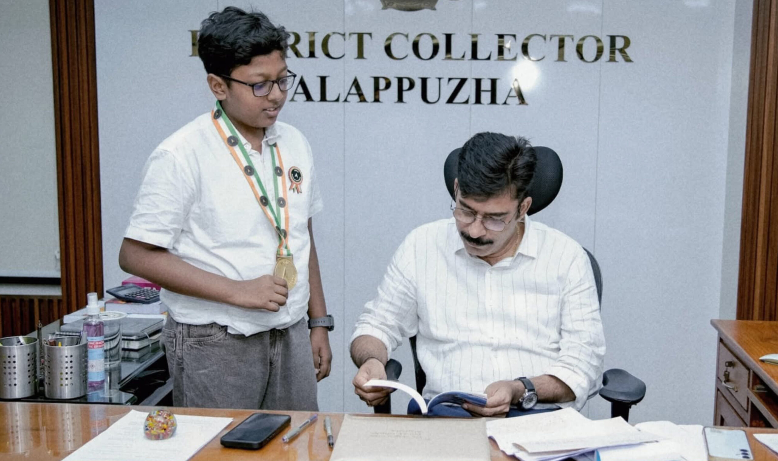 Read more about the article 13-ാം വയസിൽ സാഹിത്യ നേട്ടം; ‘എ ഡിവൈൻ വോയേജ്’ രചിച്ച വൈഭവിനെ അഭിനന്ദിച്ച് ആലപ്പുഴ കളക്ടർ