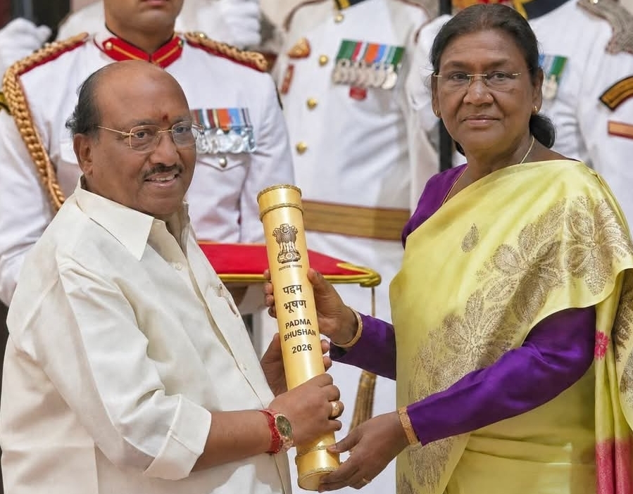 You are currently viewing വെള്ളാപ്പള്ളി നടേശന് പത്മഭൂഷൺ; രാഷ്ട്രപതിയിൽ നിന്ന് പുരസ്കാരം ഏറ്റുവാങ്ങി