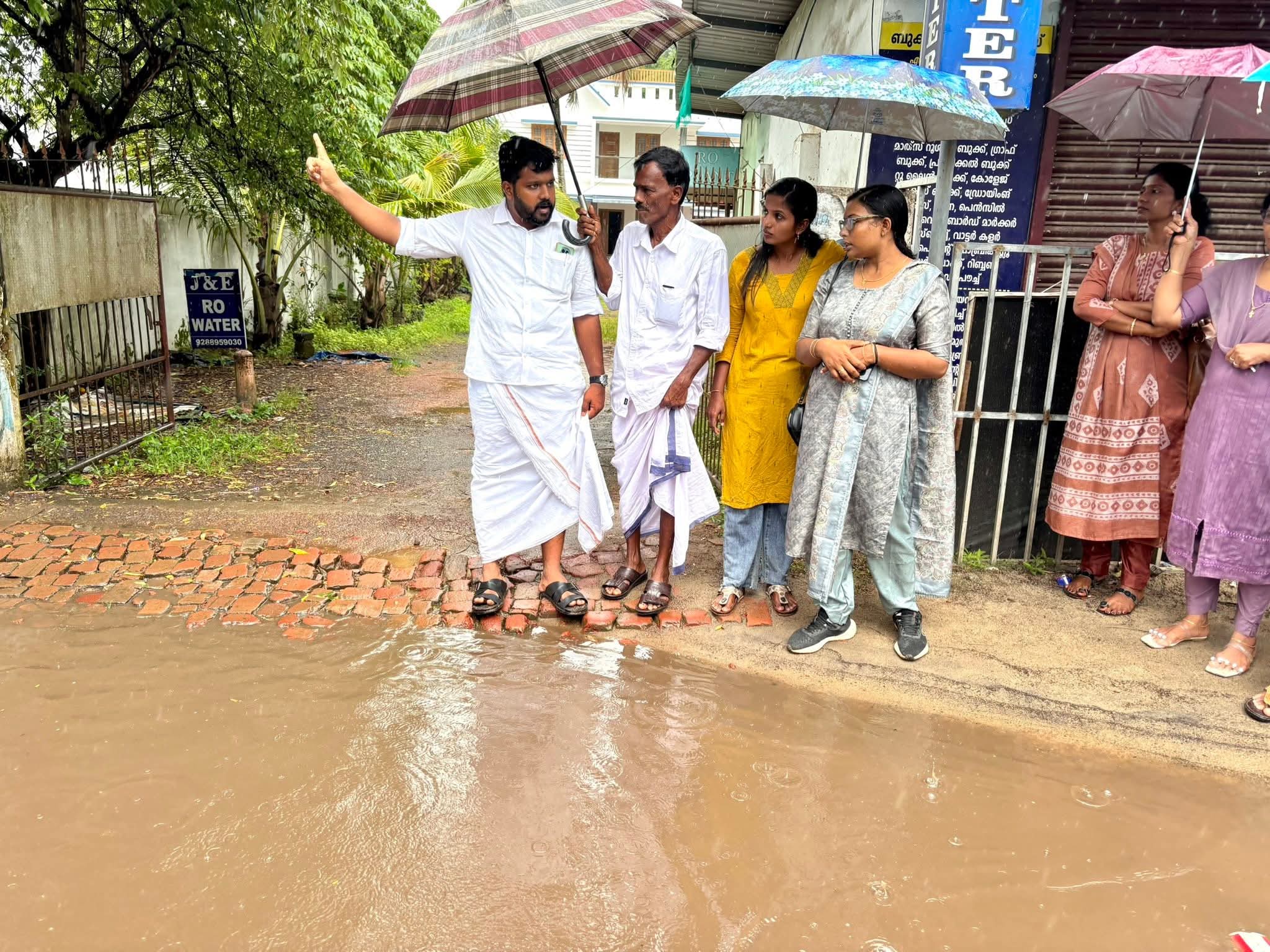Read more about the article മാരാരിക്കുളം വെള്ളക്കെട്ടിനും ആലപ്പുഴ നഗരത്തിലെ റോഡ് ദുരിതത്തിനും പരിഹാരം; അടിയന്തര നടപടികൾക്ക് നിർദേശം