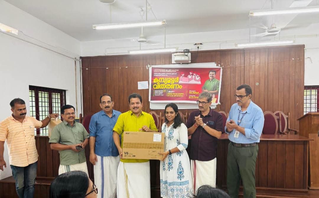 You are currently viewing ഒറ്റപ്പാലത്തെ സ്കൂളുകൾക്ക് എംഎൽഎ വികസന നിധിയിൽ നിന്ന് കമ്പ്യൂട്ടറുകൾ വിതരണം ചെയ്തു