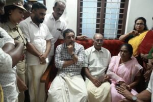 Read more about the article കുളത്തൂപ്പുഴയിൽ കാട്ടുപോത്തിന്റെ ആക്രമണത്തിൽ മരിച്ച ബഷീറിന്റെ വീട് സന്ദർശിച്ച് മന്ത്രി ഷിബു ബേബി ജോൺ