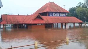 Read more about the article ആലുവ മഹാദേവ ക്ഷേത്രം വീണ്ടും വെള്ളത്തിനടിയിൽ; പെരിയാറിലെ ജലനിരപ്പ് ഉയർന്നതോടെ 80 ശതമാനത്തിലേറെ ഭാഗം മുങ്ങി
