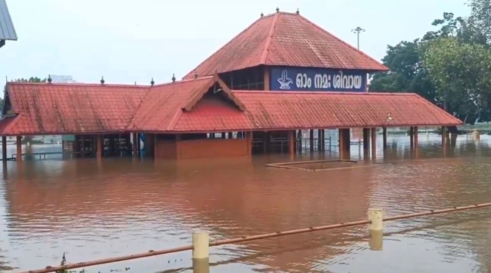 Read more about the article ആലുവ മഹാദേവ ക്ഷേത്രം വീണ്ടും വെള്ളത്തിനടിയിൽ; പെരിയാറിലെ ജലനിരപ്പ് ഉയർന്നതോടെ 80 ശതമാനത്തിലേറെ ഭാഗം മുങ്ങി