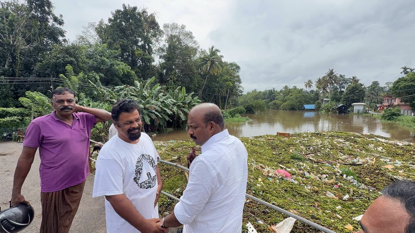 Read more about the article ഇരുപത്തിയെട്ടിൽ കടവിലും കരിപ്പുഴ തോട്ടിലും നീരൊഴുക്ക് തടസ്സം നീക്കി; ജലനിർഗമനം ഉറപ്പാക്കാൻ അടിയന്തര നടപടി