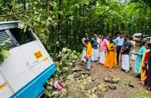 Read more about the article നെല്ലിയാമ്പതി ചുരത്തിൽ കെ.എസ്.ആർ.ടി.സി ബസ് മറിഞ്ഞ് അപകടം; ഒരു സ്ത്രീ മരിച്ചു, 30 ഓളം പേർക്ക് പരിക്ക്