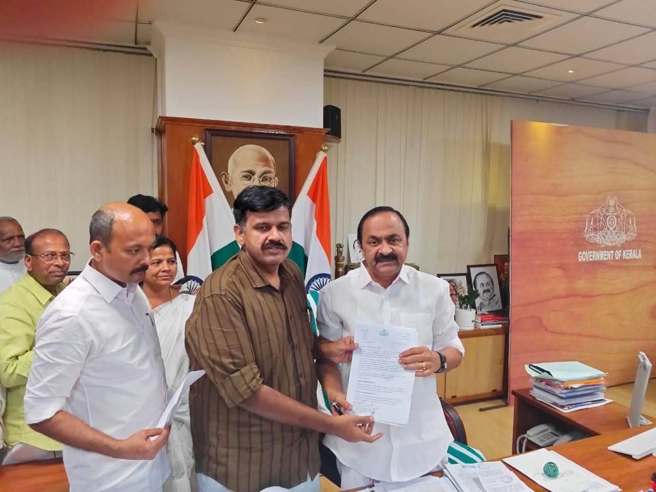 Read more about the article വലിയപറമ്പിൽ കടൽക്ഷോഭം: അടിയന്തര പ്രതിരോധത്തിന് ജിയോ ബാഗുകൾ; കടൽഭിത്തിക്ക് എസ്റ്റിമേറ്റ് തയ്യാറാക്കാൻ നിർദേശം