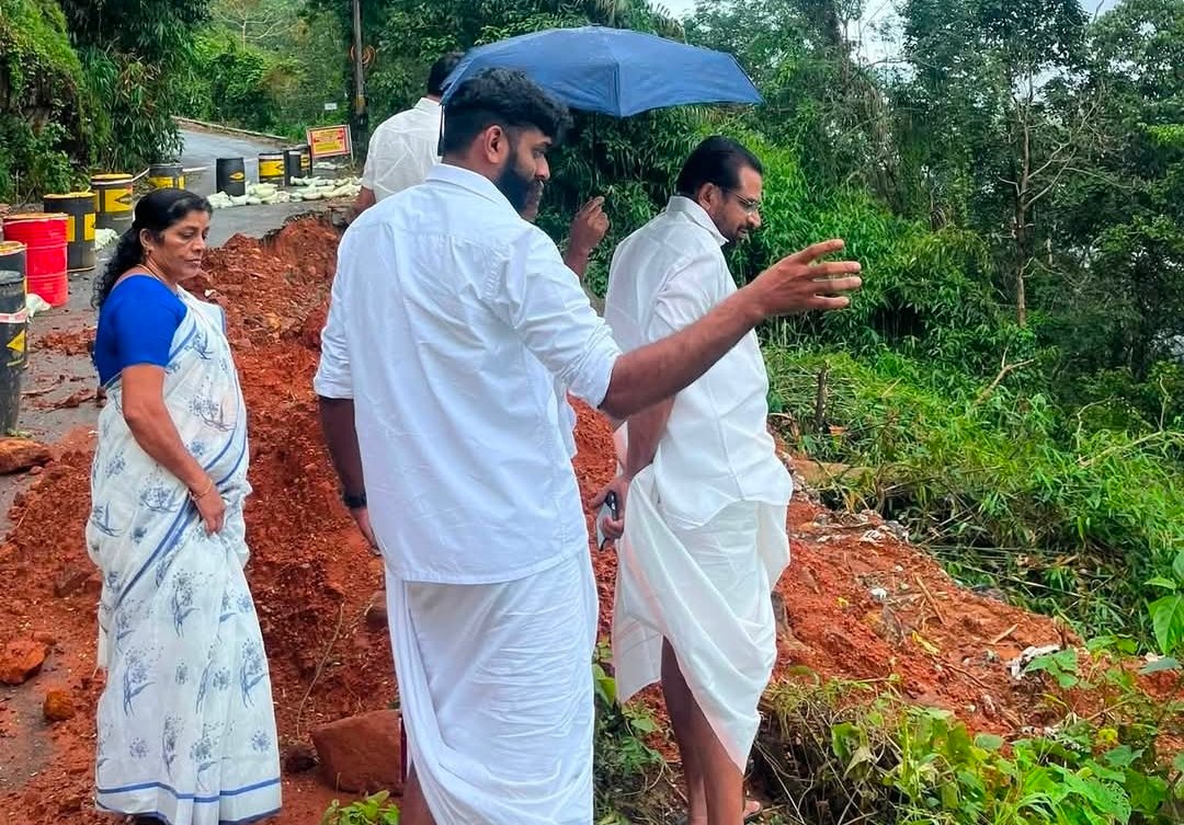 Read more about the article കനത്ത മഴയിൽ തകർന്ന വണ്ണപ്പുറം–ചേലച്ചുവട് റോഡ് സന്ദർശിച്ച് എംഎൽഎ; ബസ് സർവീസ് പുനരാരംഭിക്കാൻ അടിയന്തര നിർദേശം
