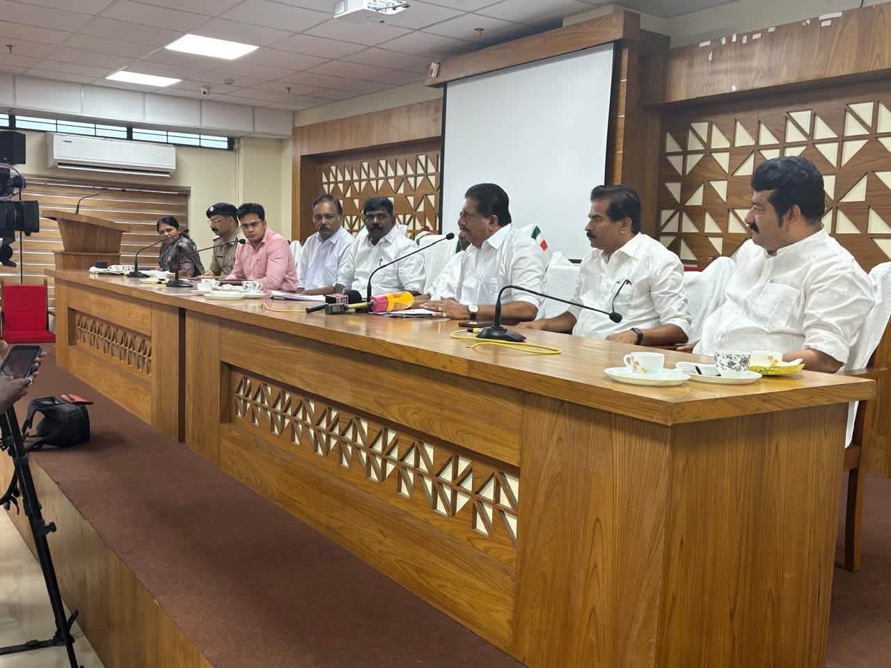 Read more about the article കോട്ടയം ജില്ലയിലെ ദുരന്തനിവാരണ പ്രവർത്തനങ്ങൾ വിലയിരുത്തി ഉന്നതതല യോഗം; വൈക്കം മണ്ഡലത്തിലെ ക്യാമ്പുകളിലെ പ്രശ്നങ്ങൾ ഉന്നയിച്ച് ബിനുമോൻ കുഞ്ഞുമാണി എംഎൽഎ