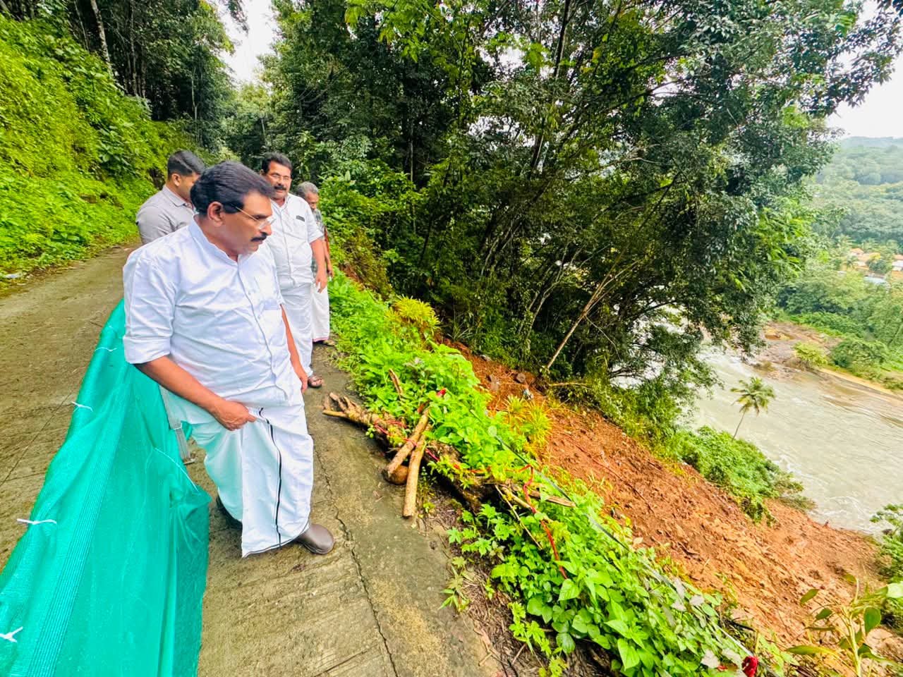Read more about the article അത്തിക്കയം–കടുമീൻചിറ റോഡിൽ ഉരുൾപൊട്ടൽ; റോഡിന്റെ ഒരുവശം തകർന്നു
