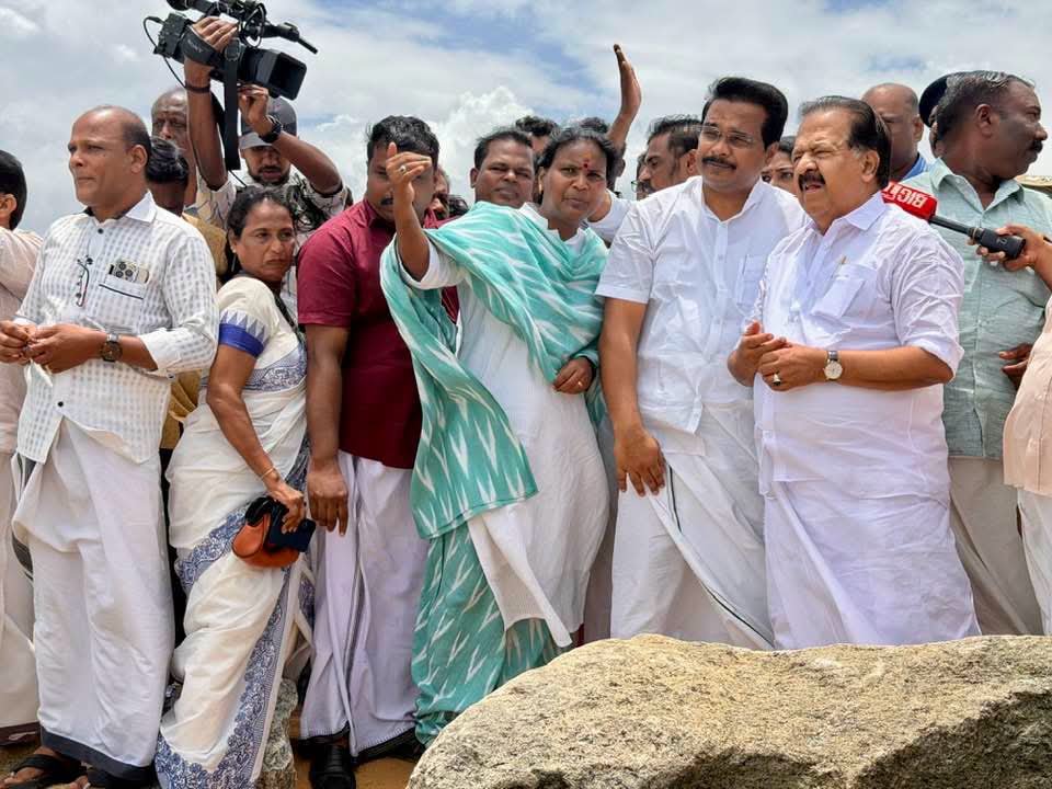 You are currently viewing മുതലപ്പൊഴിയിലെ പ്രശ്നങ്ങൾക്ക് ശാശ്വത പരിഹാരം കാണാൻ ശ്രമം; മന്ത്രിമാർ സ്ഥലം സന്ദർശിച്ചു