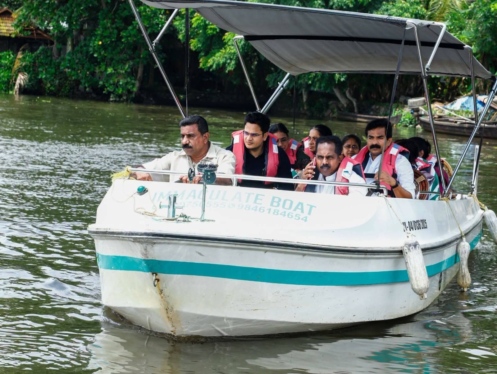 You are currently viewing അയ്മനം–ആർപ്പൂക്കരയിൽ വെള്ളപ്പൊക്ക നാശനഷ്ടം; ജില്ലാ കളക്ടർ നേരിട്ടെത്തി വിലയിരുത്തി