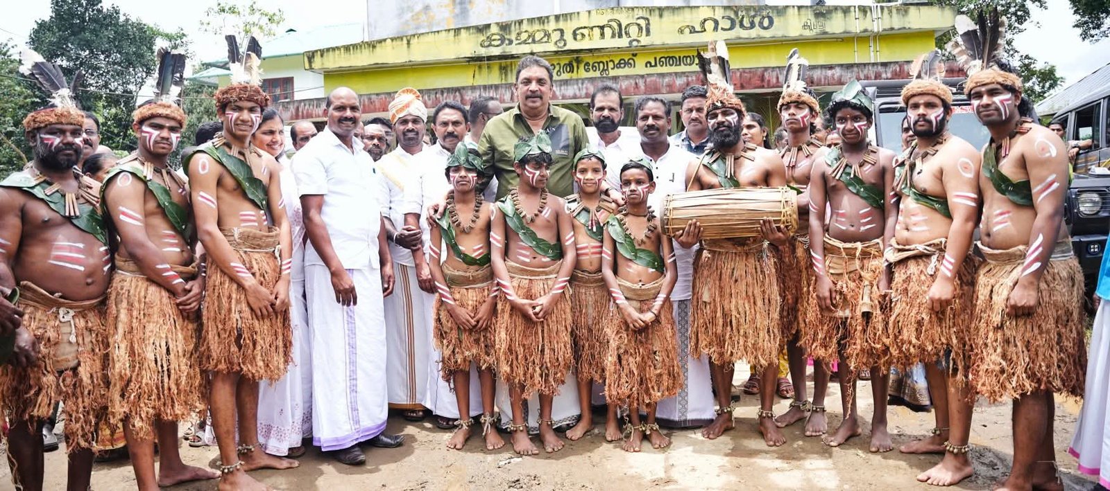 You are currently viewing മന്നാൻ, പാളിയ ഊരുകളിൽ ‘ഊരുണർവ്’; ജനങ്ങൾക്കൊപ്പം മന്ത്രി ഷിബു ബേബി ജോൺ