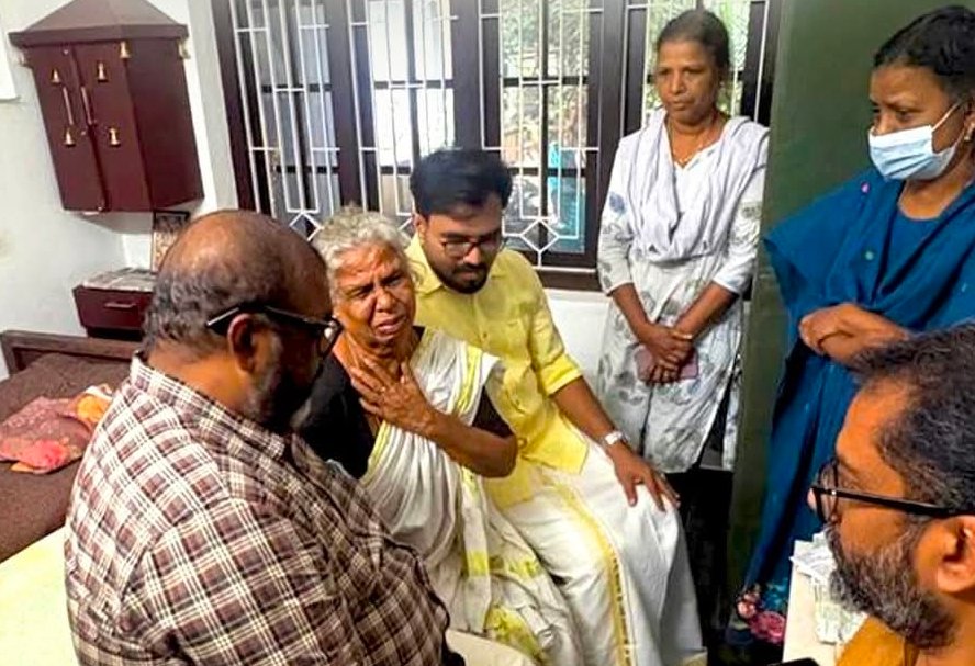 You are currently viewing മൈസൂർ–ബെംഗളൂരു ദേശീയപാത അപകടം: മരിച്ച കെഎസ്ആർടിസി ജീവനക്കാരുടെ വീടുകൾ സന്ദർശിച്ച് ഗതാഗത മന്ത്രി