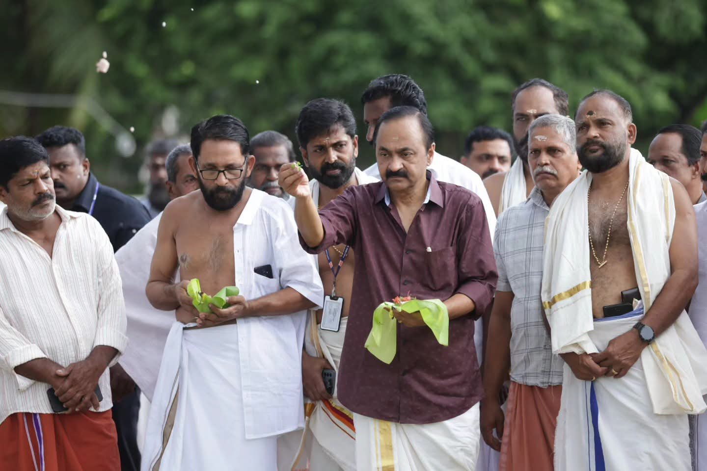 Read more about the article കർക്കടക വാവുബലി: തിരുനെട്ടൂർ മഹാദേവ ക്ഷേത്രത്തിൽ വി.ഡി. സതീശൻ ബലിതർപ്പണം നടത്തി