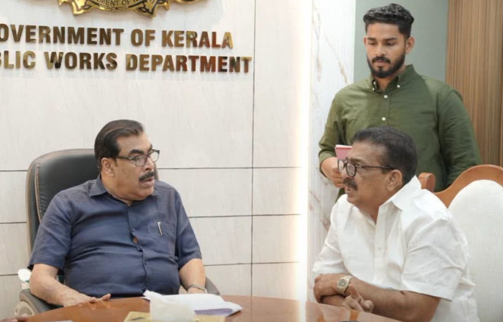 Read more about the article കുറ്റ്യാടിയിലെ റോഡ്-പാലം വികസനം; മന്ത്രി പി.കെ. ബഷീറുമായി കൂടിക്കാഴ്ച നടത്തി പാറക്കൽ അബ്ദുല്ല