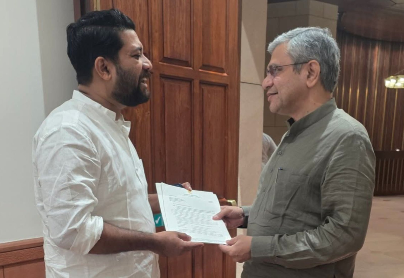 Read more about the article ഉത്തര മലബാറിലെ ട്രെയിൻ യാത്രാദുരിതത്തിന് പരിഹാരം വേണം; റെയിൽവേ മന്ത്രിയെ കണ്ട് ഷാഫി പറമ്പിൽ