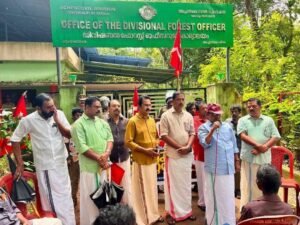 Read more about the article അച്ചൻകോവിലിൽ ജനവാസമേഖലയിൽ പുലിയെ തുറന്നുവിട്ടതിനെതിരെ സിപിഐഎം പ്രതിഷേധം
