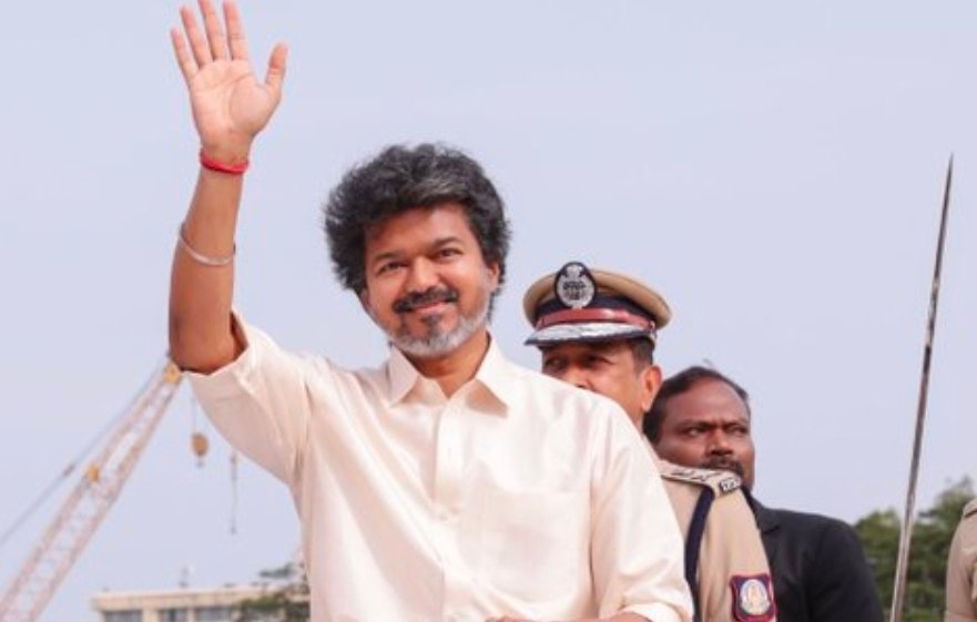 Read more about the article എല്ലാ എംഎൽഎമാർക്കും വാഹനവും പ്രതിമാസം ഒരു ലക്ഷം രൂപയും; തമിഴ്നാട്ടിൽ വിജയ് സർക്കാരിന്റെ പുതിയ പാക്കേജ്