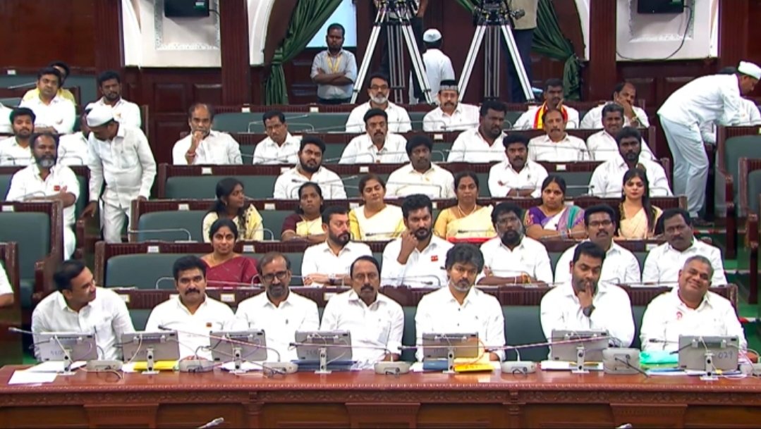 You are currently viewing നിയമസഭയിൽ പതിവ് തെറ്റിച്ച് വിജയ്; മന്ത്രിമാരുടെ നിരയിൽ ഇരുന്ന് തമിഴ്നാട് മുഖ്യമന്ത്രി