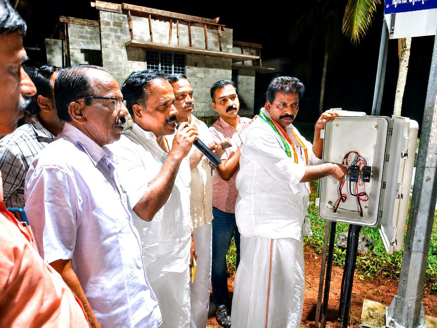 You are currently viewing ശാസ്താംകോട്ടയിൽ മൂന്ന് മിനി മാസ്റ്റ് ലൈറ്റുകൾ പ്രവർത്തനം ആരംഭിച്ചു