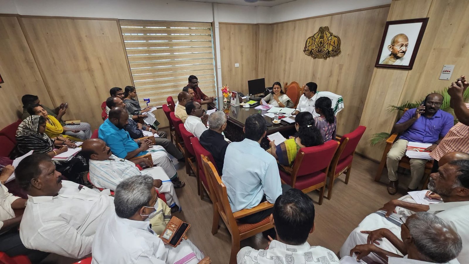 Read more about the article വണ്ടിപ്പെരിയാറിലെ പോബ്‌സ് തേയില എസ്റ്റേറ്റ് വീണ്ടും തുറക്കാൻ നടപടി; തൊഴിലാളി-മാനേജ്മെന്റ് പ്രതിനിധികളുമായി ചർച്ച