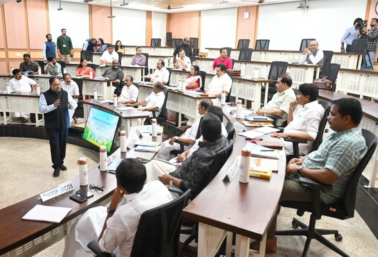You are currently viewing ‘റീ ഇമാജിനിങ് കേരളം’: മുഖ്യമന്ത്രിക്കും മന്ത്രിമാർക്കും ഐ.ഐ.എം കോഴിക്കോട് പ്രത്യേക പരിശീലനം
