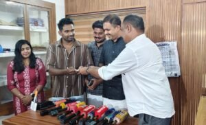 Read more about the article പ്രളയ രക്ഷാപ്രവർത്തനത്തിന് പോയ ജീപ്പിന് പിഴ; 50,000 രൂപ അഭിഭാഷക സുഹൃത്തുക്കൾ കൈമാറി