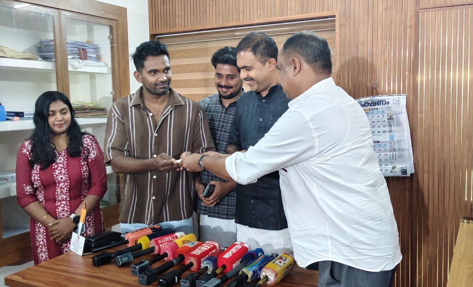 Read more about the article പ്രളയ രക്ഷാപ്രവർത്തനത്തിന് പോയ ജീപ്പിന് പിഴ; 50,000 രൂപ അഭിഭാഷക സുഹൃത്തുക്കൾ കൈമാറി