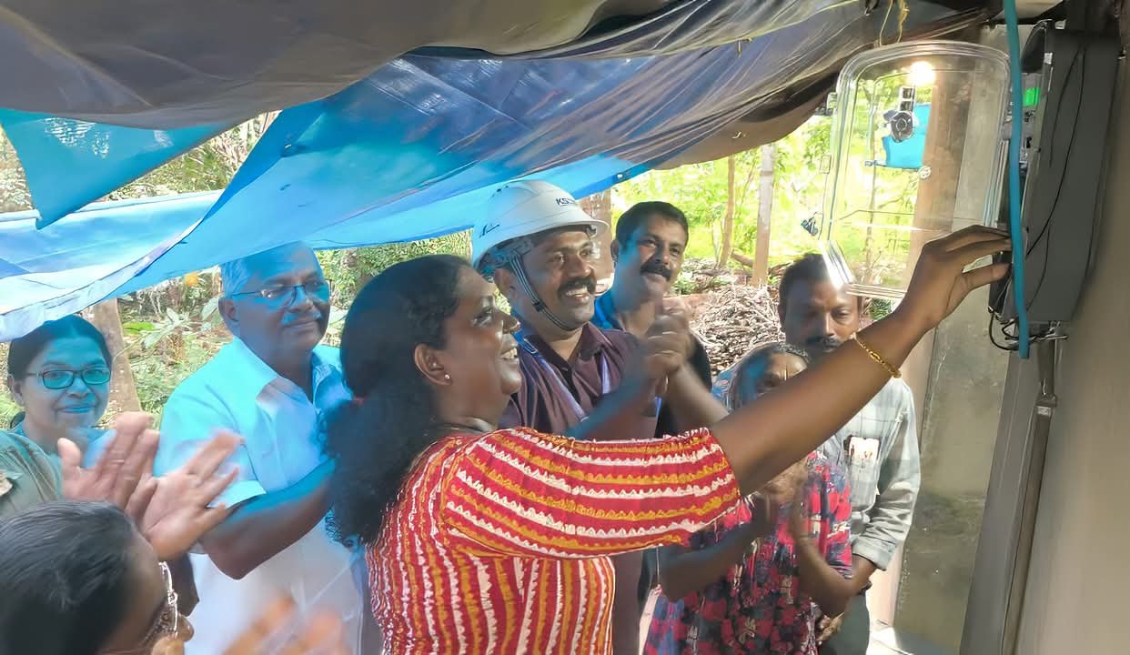 Read more about the article 72 കാരിക്ക് ആശ്വാസമായി കെഎസ്ഇബി ജീവനക്കാർ; സൗജന്യ വയറിംഗും വൈദ്യുതിയും