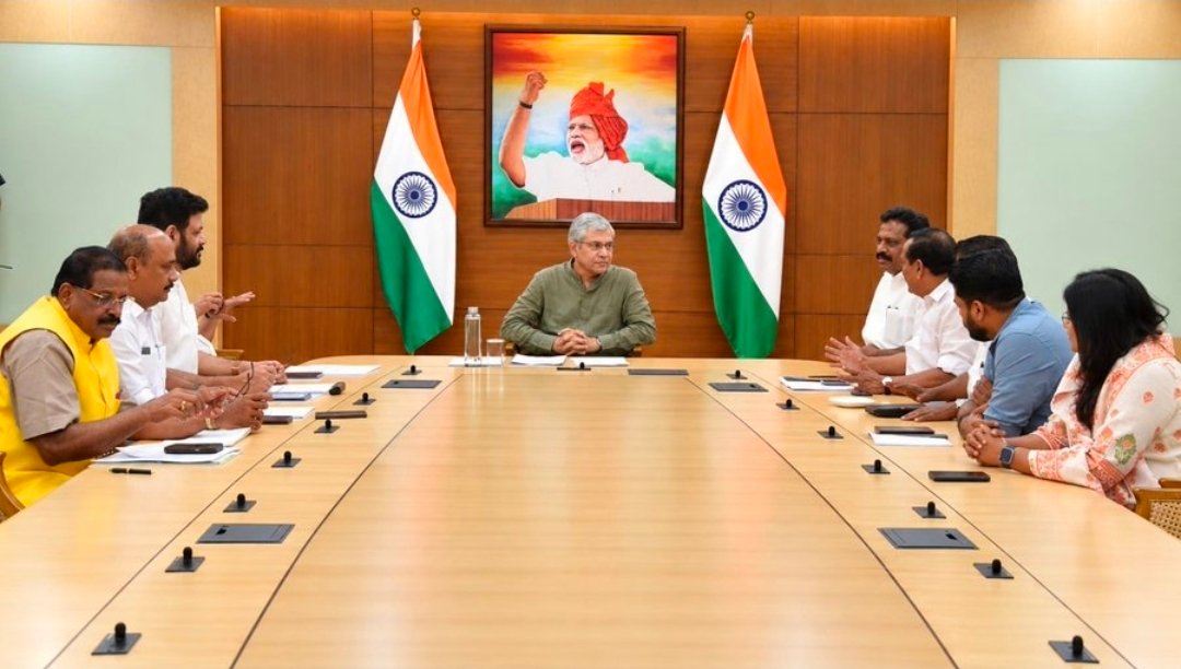 Read more about the article കേരളത്തിന്റെ റെയിൽവേ വിഹിതം പത്തിരട്ടിയാക്കിയെന്ന് കേന്ദ്രമന്ത്രി അശ്വിനി വൈഷ്ണവ്; കേരള എംപിമാരുമായി കൂടിക്കാഴ്ച