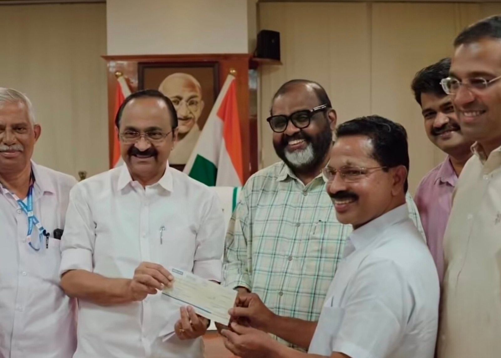 You are currently viewing സ്വന്തം ചെലവിൽ കെ.എസ്.ആർ.ടി.സിക്ക് പുതിയ ബസ്; മാതൃകയായി അങ്കമാലിക്കാരനായ കെ.ടി. ജോസ്