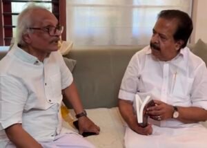 Read more about the article നവതിയുടെ നിറവിൽ എം. മുകുന്ദനെ വീട്ടിലെത്തി സന്ദർശിച്ച് രമേശ് ചെന്നിത്തല