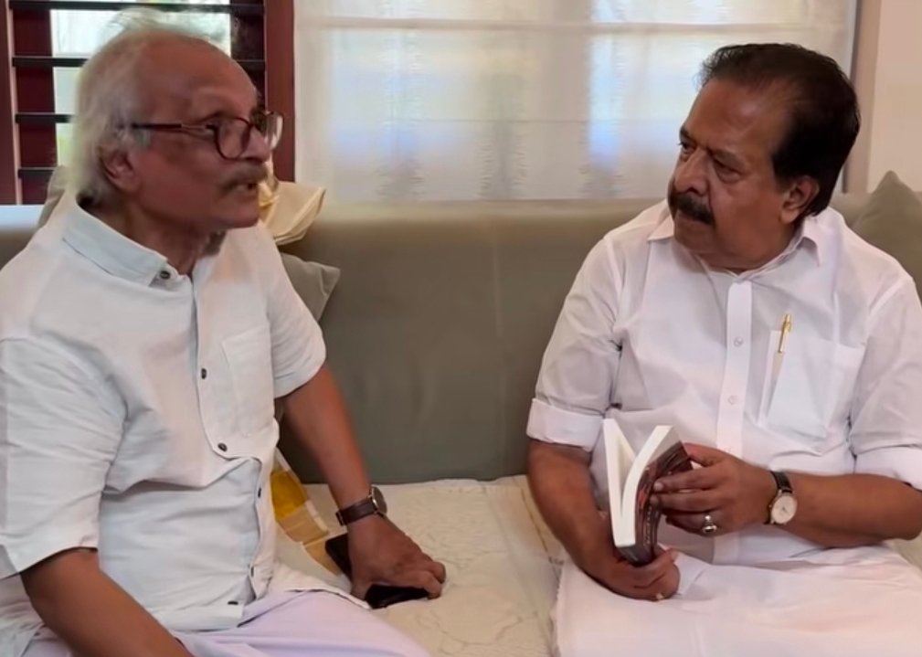 You are currently viewing നവതിയുടെ നിറവിൽ എം. മുകുന്ദനെ വീട്ടിലെത്തി സന്ദർശിച്ച് രമേശ് ചെന്നിത്തല